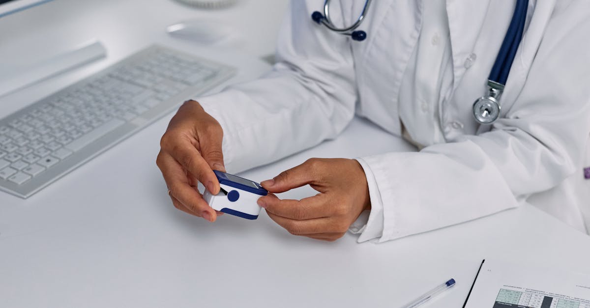 découvrez la médecine manuelle, une approche thérapeutique qui utilise des techniques manuelles pour traiter les douleurs et les dysfonctionnements du corps. apprenez comment cette méthode peut améliorer votre bien-être physique et favoriser la guérison naturelle.