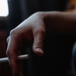 découvrez des techniques efficaces pour soulager la douleur au poignet. apprenez des exercices simples, des astuces de repos et des options de traitement pour retrouver votre confort au quotidien.