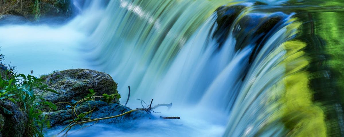 découvrez les principes fondamentaux de l'hydrologie, l'étude des cycles de l'eau et de leurs interactions avec l'environnement. apprenez comment l'eau se déplace à travers les écosystèmes, affecte le climat et joue un rôle crucial dans la gestion des ressources naturelles.
