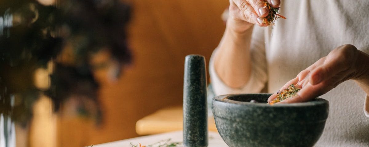 découvrez la médecine manuelle, une approche thérapeutique qui vise à soulager les douleurs et améliorer le bien-être par des techniques de manipulation et de mobilisation. apprenez comment cette pratique peut vous aider à retrouver une meilleure qualité de vie sans recourir aux médicaments.