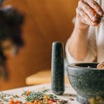 découvrez la médecine manuelle, une approche thérapeutique qui vise à soulager les douleurs et améliorer le bien-être par des techniques de manipulation et de mobilisation. apprenez comment cette pratique peut vous aider à retrouver une meilleure qualité de vie sans recourir aux médicaments.