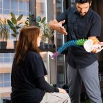 découvrez l'ostéopathie, une approche thérapeutique manuelle qui vise à soulager les douleurs et améliorer la mobilité en traitant les déséquilibres du corps. explorez les bénéfices de cette médecine douce et holistique pour votre bien-être.