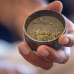 découvrez la médecine manuelle, une approche thérapeutique douce visant à soulager les douleurs et améliorer le bien-être physique grâce à des techniques manuelles précises.