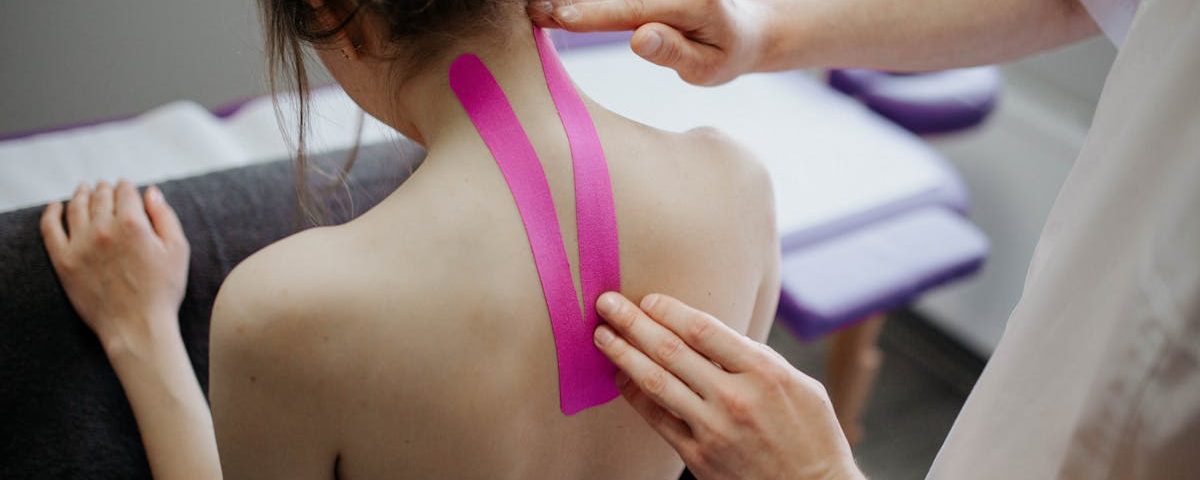 découvrez les bienfaits de la thérapie manuelle, une approche douce et efficace pour soulager la douleur, améliorer la mobilité et restaurer l'équilibre du corps. explorez les techniques de manipulation et de mobilisation pour un bien-être optimal.