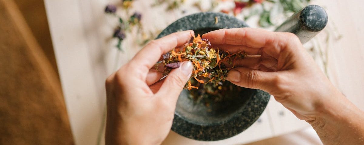 découvrez des remèdes naturels efficaces pour améliorer votre bien-être quotidien. explorez des solutions à base de plantes, d'huiles essentielles et de méthodes traditionnelles pour soulager divers maux de manière saine et naturelle.