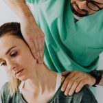 découvrez l'ostéopathie, une médecine douce qui soulage douleurs et tensions. apprenez comment cette approche manuel aide à restaurer l'équilibre du corps et améliore votre bien-être au quotidien.