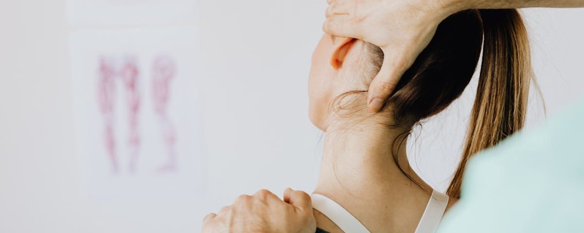 découvrez l'ostéopathie, une thérapie manuelle qui vise à traiter les douleurs et les dysfonctionnements du corps en rétablissant l'équilibre et la mobilité. apprenez comment un ostéopathe peut améliorer votre bien-être et soulager vos maux quotidiens.