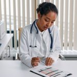 découvrez la thérapie par ondes de choc, une méthode innovante et non invasive pour traiter les douleurs musculo-squelettiques. cette approche stimule la régénération des tissus, favorise la circulation sanguine et accélère la guérison. idéal pour les sportifs et les personnes souffrant de douleurs chroniques, la thérapie par ondes de choc offre une solution efficace et rapide pour retrouver la mobilité et le bien-être.