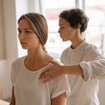 découvrez l'ostéopathie, une approche douce et holistique pour soulager la douleur, améliorer la mobilité et favoriser le bien-être général. apprenez comment cette méthode de soins manuels peut vous aider à retrouver l'équilibre et la santé.