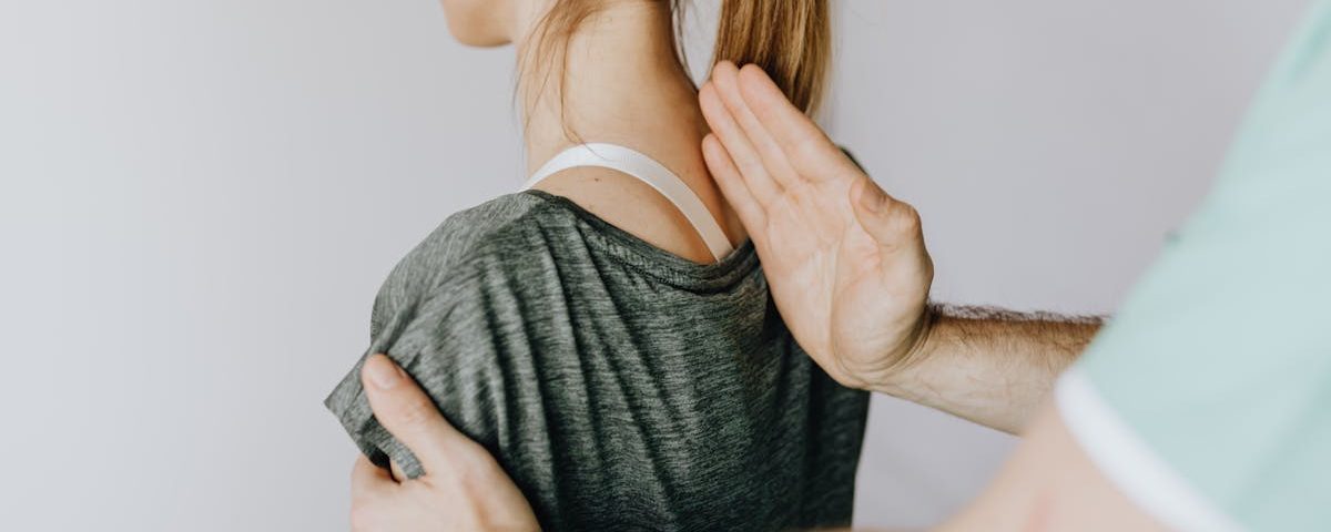 découvrez l'ostéopathie, une approche thérapeutique douce et manuelle qui vise à soulager diverses douleurs et à améliorer votre bien-être. apprenez comment cette discipline peut vous aider à retrouver équilibre et sérénité grâce à des techniques adaptées à chaque individu.