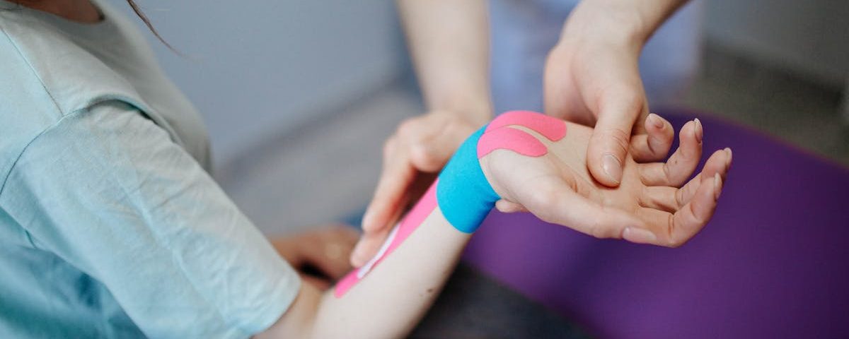 découvrez la médecine du sport : conseils, traitements et prévention pour optimiser vos performances et récupérer efficacement après une blessure, avec l'accompagnement de professionnels spécialisés.