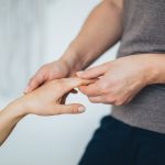 découvrez les manipulations ostéopathiques : des techniques manuelles douces visant à soulager douleurs et tensions, améliorer la mobilité et favoriser le bien-être global. apprenez-en plus sur leurs bienfaits et leurs applications.