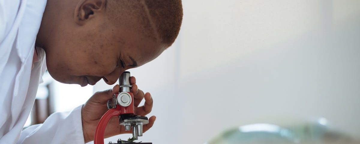 découvrez le rôle du spécialiste en médecine du sport : diagnostic, traitement et prévention des blessures sportives pour optimiser la performance et la récupération des athlètes de tous niveaux.